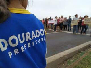 Estudante da Rede Municipal de Ensino acompanha protesto dos pais na BR-163, nesta manhã (Foto: Adilson Domingos)