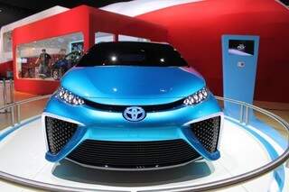 Toyota apresenta carro movido a hidrogênio com autonomia de 483 km