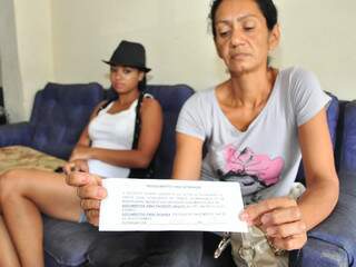 Eliane mostra o documento de internação da filha marcado para hoje (Foto: João Garrigó)
