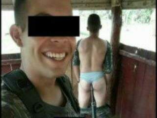 Imagem que circula nas redes sociais mostra militar de cueca com arma nas nádegas (Foto: reprodução / Facebook)