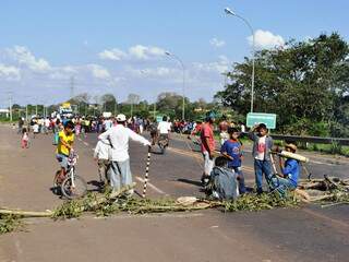 Bloqueio para protestar contra condições de aldeias no Paraná impediu o trânsito na divida com o Mato Grosso do Sul (Foto: Jornal O Liberal)