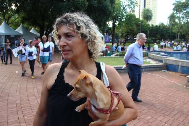 Com faixas e cartazes, protesto pede puni&ccedil;&atilde;o a agressores de animais