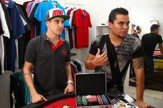 Julio e Rafael, abriram a loja junto com o amigo Bruno. (Foto: Marcos Ermínio) 