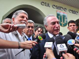 Michel Temer dá entrevista em frente ao CMO, ao lado do ministro da Defesa, Celso Amorim, e do governador André Puccinelli. (foto: João Garrigó).