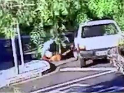 Descontrolado, motociclista agride motorista de 71 anos após acidente 