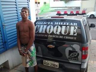 Luis, foragido da Gameleira, também foi encontrado pelo Choque e levado para a delegacia. (Foto: Divulgação/Choque)