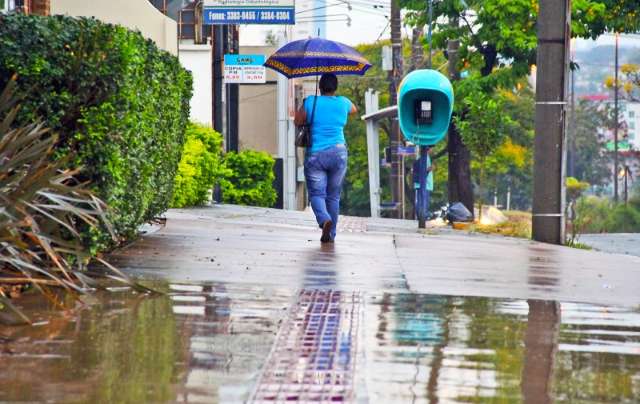 Chuva continua em Campo Grande e Inmet alerta para queda de granizo 