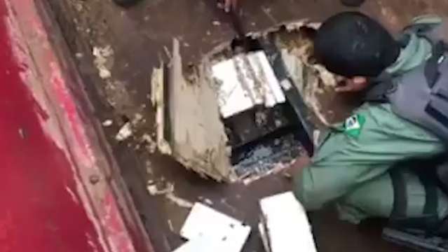 Policiais usam marreta para retirar coca&iacute;na avaliada em R$ 3 milh&otilde;es de carreta