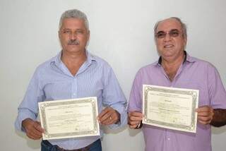 Mário Valério e Martim do Posto com seus diplomas, na manhã deste sábado (17). (Foto: Caarapó News)