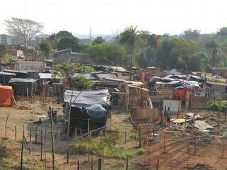 Cerca de 248 famílias ocupam a área que se torna a mais nova favela de Campo Grande. (Foto: Alcides Neto) 