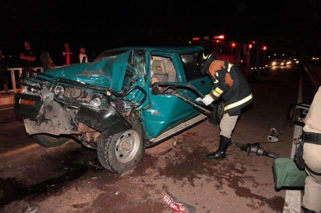  Condutor de camionete, militar fica ferido em colis&atilde;o com caminh&atilde;o