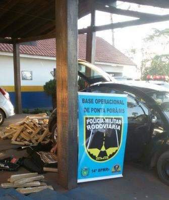 Policiais apreendem 400 quilos de maconha em ve&iacute;culo roubado