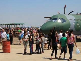 Milhares de pessoas durante visita ao pátio da Base Aérea no ano passado (Foto: Marina Pacheco/Arquivo)