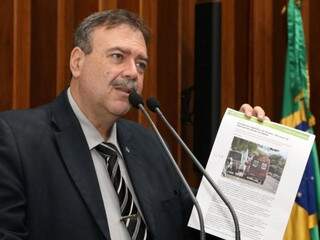 Deputado Paulo Siufi (MDB) mostrando reportagem do Campo Grande News (Foto: Victor Chileno)