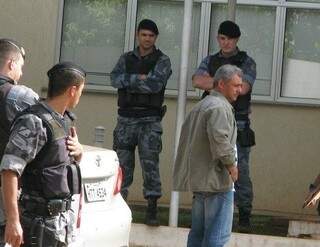 Humberto Junior cercado por policiais, quando foi preso há cinco anos (Foto: Dourados News)