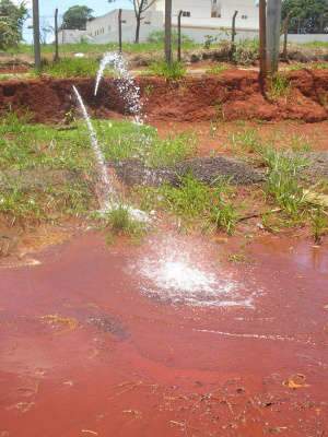  Vazamento de &aacute;gua em terreno vazio chama a aten&ccedil;&atilde;o de vizinho