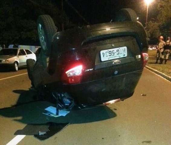 Condutor perde controle ao tentar estacionar e tomba carro na Afonso Pena