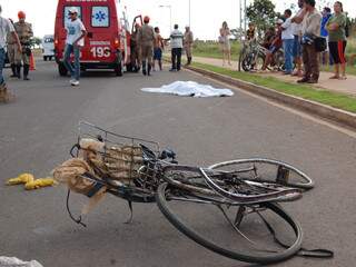 Ciclista foi atingido por Fiesta. (Foto: Simão Nogueira)