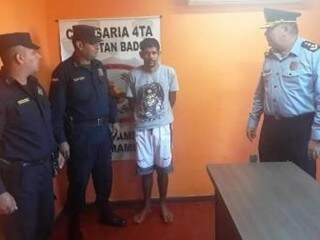 Suspeito na delegacia logo após ser preso pela polícia paraguaia. (Foto: Porã News) 