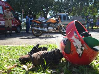 Motocicleta bateu em Pampa e em Fiat Strada. No local ficaram capacetes e calçados. (Foto: Minamar Júnior)