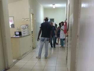 Com apenas um médico atendendo, idosos ficam 'a deus-dará' em posto Com apenas um médico atendendo, idosos ficam 'a deus-dará' em posto