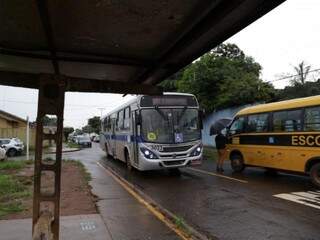 Ponto de ônibus em frente a escola Antônio Lopes Lins, onde saída de estudantes têm gerado preocupações. (Foto: Kísie Ainoã)