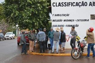 Moradores formam rodas nas esquinas para comentar os acontecimentos. (Foto: Simão Nogueira)