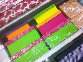Caixas em diferentes tamanhos e cores no comércio de Campo Grande.