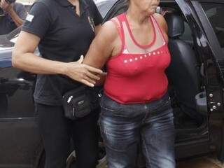 Mulher será levada para uma Delegacia da Polícia Civil da Capital, que não foi revelada (Foto: Alan Nantes)
