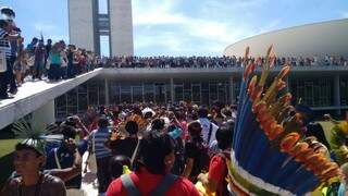 índios de MS ocupam Congresso para pedir demarcação de terras e saída de Eduardo Cunha. (Foto: Direto das Ruas)