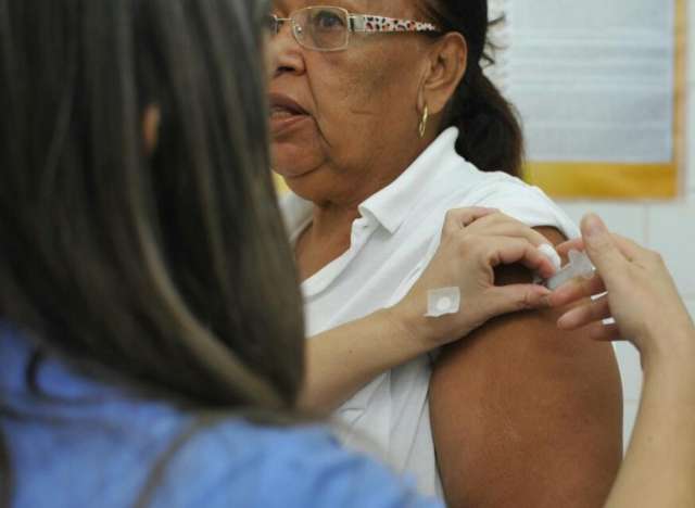 1&ordm; dia de campanha de vacina&ccedil;&atilde;o come&ccedil;a sem doses em postos