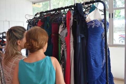 Em condomínio, bazar tem roupas de grife a partir de R$ 10,00 e vestido de noiva