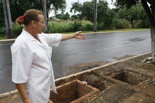 Lixo, buracos e mato tomam conta das ruas e cal&ccedil;adas da cidade
