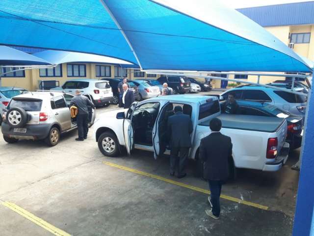 Agentes do Gaeco deixam pr&eacute;dio da C&acirc;mara carregando malote
