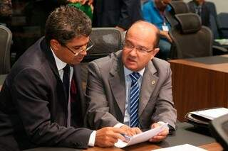 Deputados Rinaldo Modesto (PSDB) e José Carlos Barbosa (DEM) durante sessão (Foto: Assessoria/ALMS)