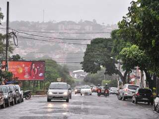 Chuva desta tarde pegou população de surpresa. (Foto: Fernando Dias)