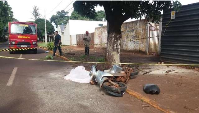 Homem de 39 anos perde controle, bate moto em &aacute;rvore e morre 