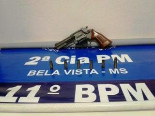 Arma e munições apreendidas com o comerciante. (Foto: Divulgação/PM) 