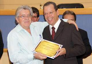 O professor Arnaldo Angel Zelada Cafure recebe homenagem do vereador Marcelo Bluma.