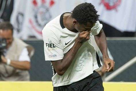Corinthians bate Santos e mantém liderança folgada no Campeonato Paulista