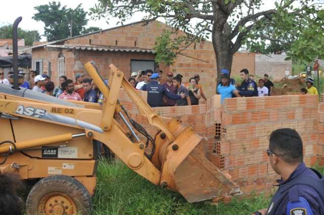 Prefeitura come&ccedil;a derrubar casas em &aacute;rea invadida no Jardim Montevideu