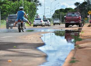 Moradores reclamam do curso d’água que se mistura com esgoto na principal avenida da região. (Foto: João Garrigó)