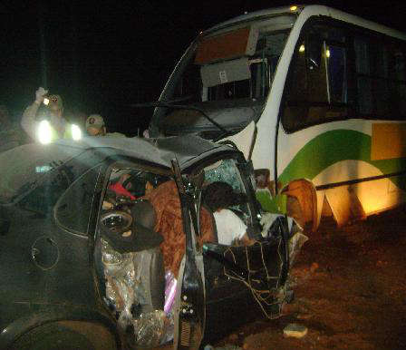  Dois homens morrem em colis&atilde;o frontal entre carro e &ocirc;nibus