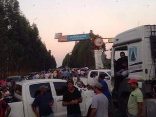 Proprietários rurais fecharam a rodovia que liga a Antonio João em protesto contra as invasões. (Foto: Divulgação)