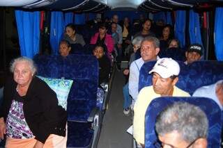 Moradores de Itaquiraí embarcam em ônibus para exame de visão na Caravana da Saúde em Nova Andradina (Foto: Ronney Minella)