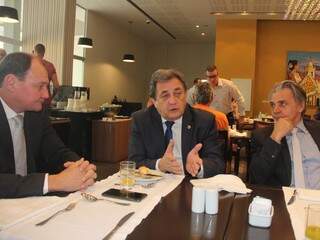 Secretário Marcelo Miglioli (à esquerda), senador Waldemir Moka (no meio) e Claudio Cavol em reunião durante uma das agendas da expedição (Foto: Sílvio Andrade)