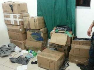 Grande volume de drogas estavam em caixas dentro do apartamento do traficante detido (Foto: Divulgação PM)