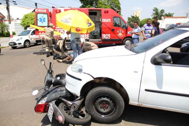 Moto vai parar embaixo de ve&iacute;culo e mulher fica ferida no Jardim dos Estados