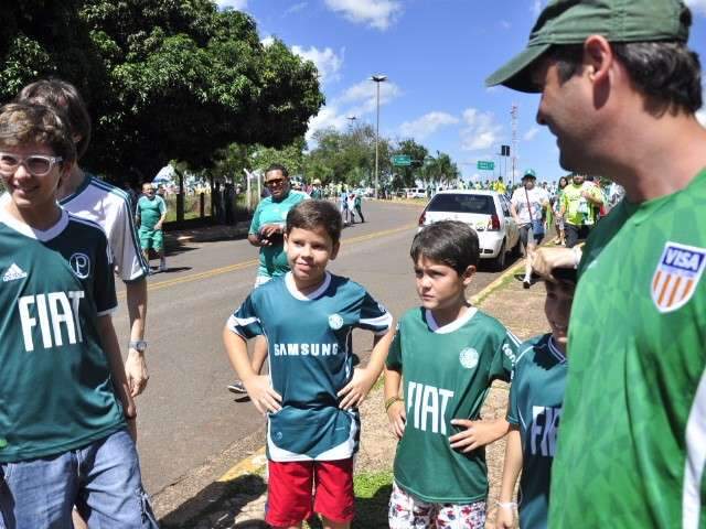 Movimento &eacute; grande ao redor do Moren&atilde;o, mas n&atilde;o h&aacute; engarrafamento