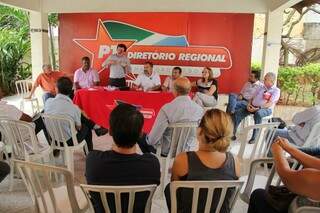 Reunião do PT na manhã deste sábado no diretório regional do partido (Foto: Marcos Ermínio)